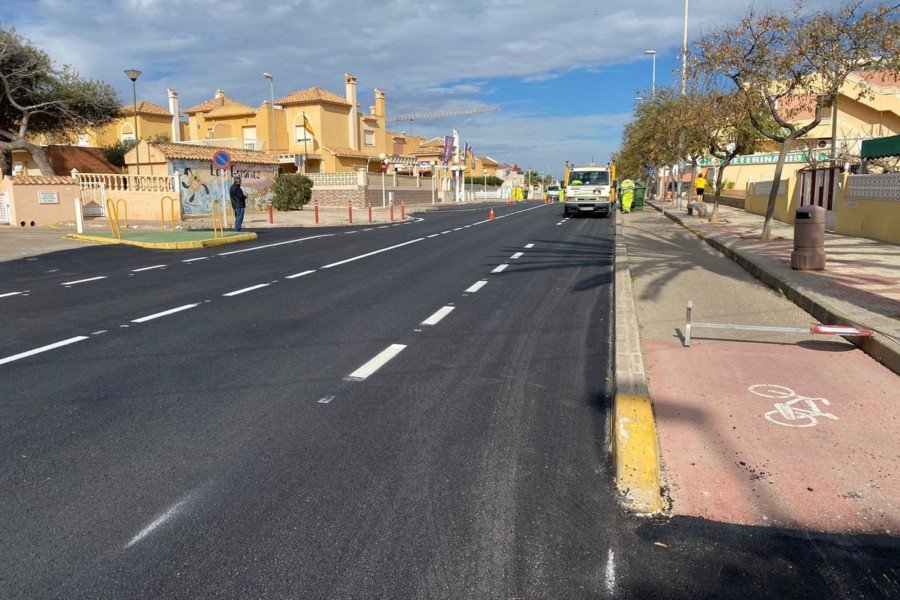 Vía Pública renueva el asfalto y señalización horizontal de la carretera a La Manga de Cabo de Palos Vía Pública renueva el asfalto y señalización horizontal de la carretera a La Manga de Cabo de Palos