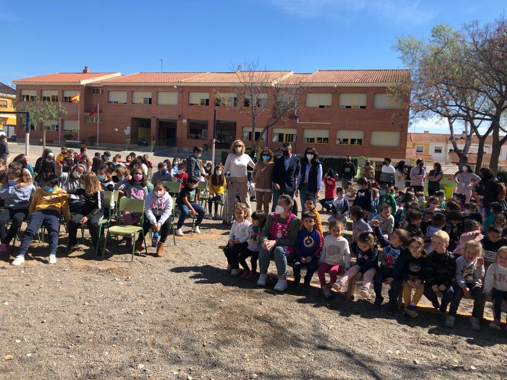 El CEIP Poeta Antonio Oliver estrena un mural tridimensional en el huerto escolar con verduras modeladas en arcilla por los escolares El CEIP Poeta Antonio Oliver estrena un mural tridimensional en el huerto escolar con verduras modeladas en arcilla por los escolares