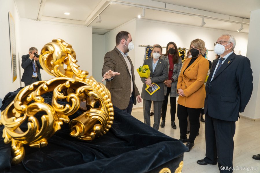 La alcaldesa, nombrada Madrina de Honor de la agrupación Aparición de Jesús a María Magdalena