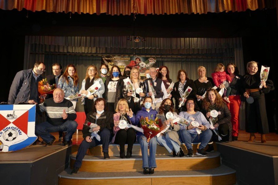 El C. D. Dolorense homenajea a las integrantes de la primera plantilla del club femenino con motivo del 8M El C. D. Dolorense homenajea a las integrantes de la primera plantilla del club femenino con motivo del 8M
