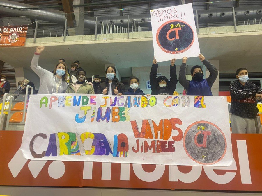 Los peques del programa ‘Aprende Jugando’ de Servicios Sociales animan al Jimbee Cartagena en su partido contra el Levante UD