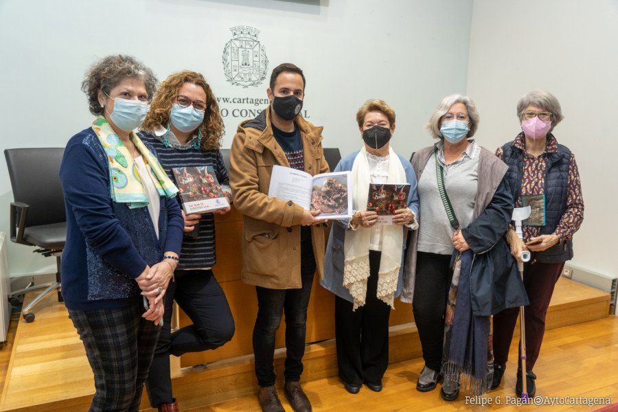 Cocina y literatura se unen en el nuevo libro de recetas de las amas de casa de Cartagena