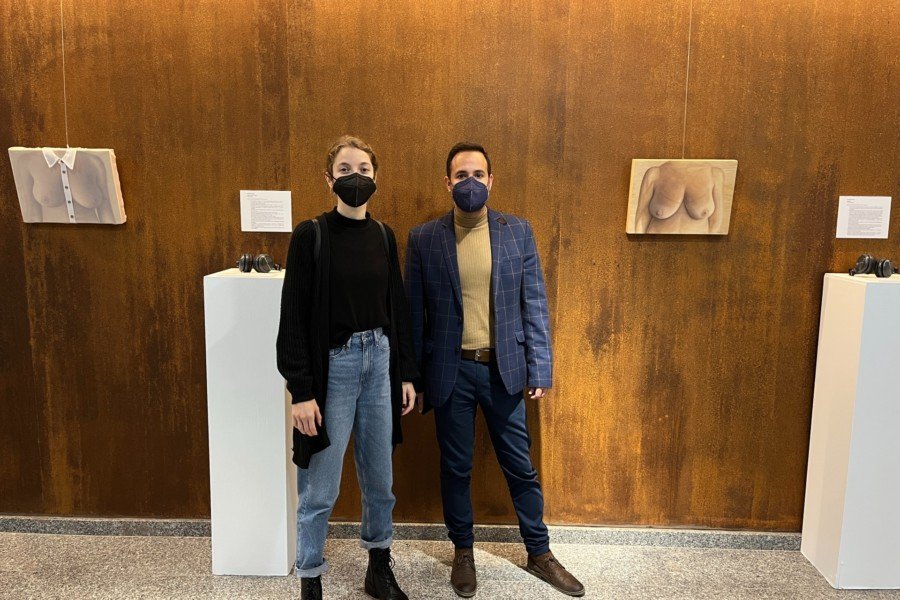 Inaugurada la exposición de Sara Acosta ‘La hipersexualización del pecho de la mujer’