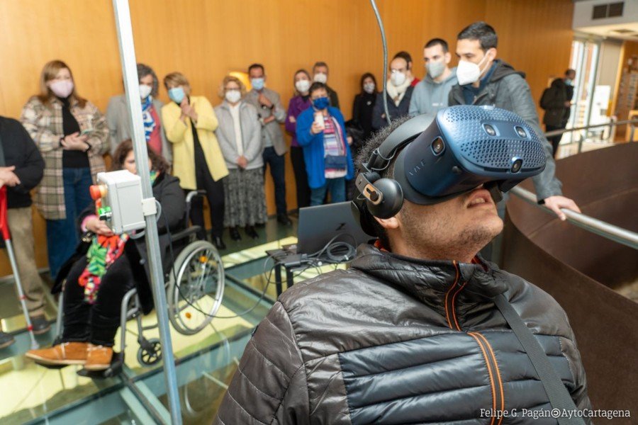 Una plataforma con sistema 3D permite a las personas con movilidad reducida visitar la Muralla Púnica de Cartagena