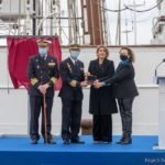 La alcaldesa entrega las llaves de Cartagena al comandante de Elcano para que vuelva pronto