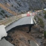 Las lluvias provocan el descalce de un muro de contención en las Cuestas del Cedacero que obliga al cierre de la carretera de Isla Plana