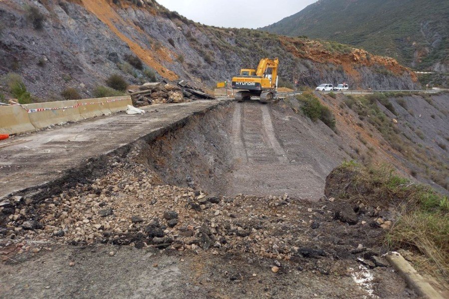 El arreglo de la carretera de Isla Plana que atraviesa las Cuestas del Cedacero concluirá en el mes de junio