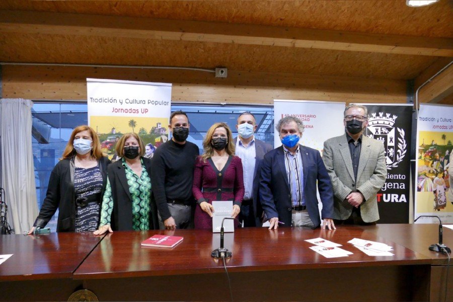 El libro ‘Un viaje a nuestras tradiciones’ cierra los actos por el 40 aniversario de la Universidad Popular