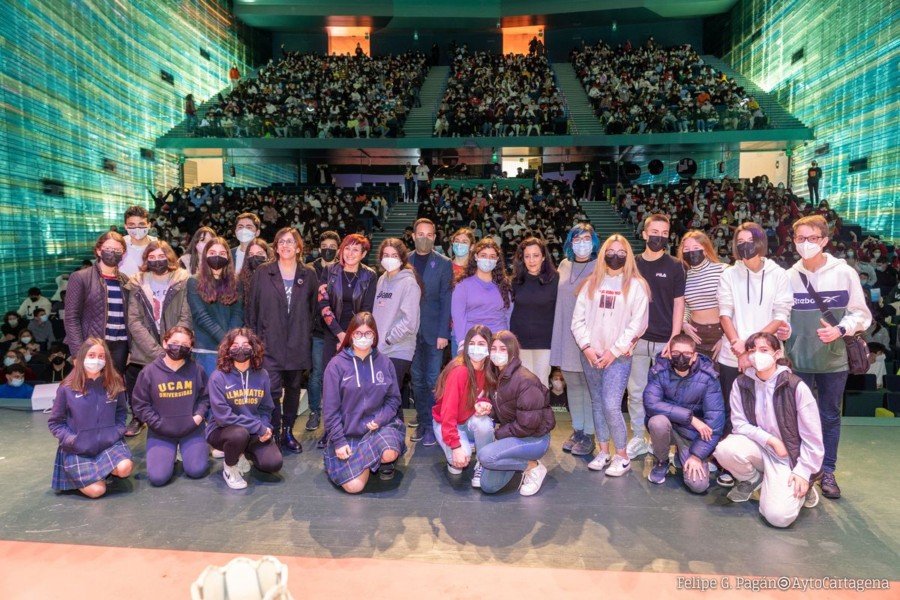 Las autoras finalistas del Premio Hache 2022 conversan con 1.400 jóvenes de Cartagena