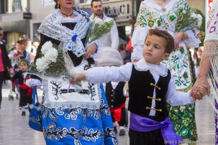 Unas dos mil personas ataviadas con el traje típico cartagenero participarán este Viernes de Dolores en el desfile de la Ofrenda Floral
