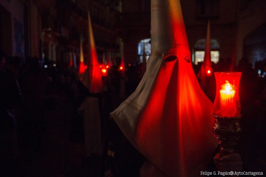 El Silencio cierra el Jueves Santo las procesiones californias para dar el testigo a los marrajos, de madrugada, con el Encuentro