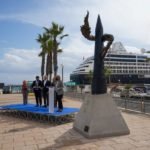 La escultura ‘El abrazo’ da ya la bienvenida a los turistas que arriban al muelle de cruceros