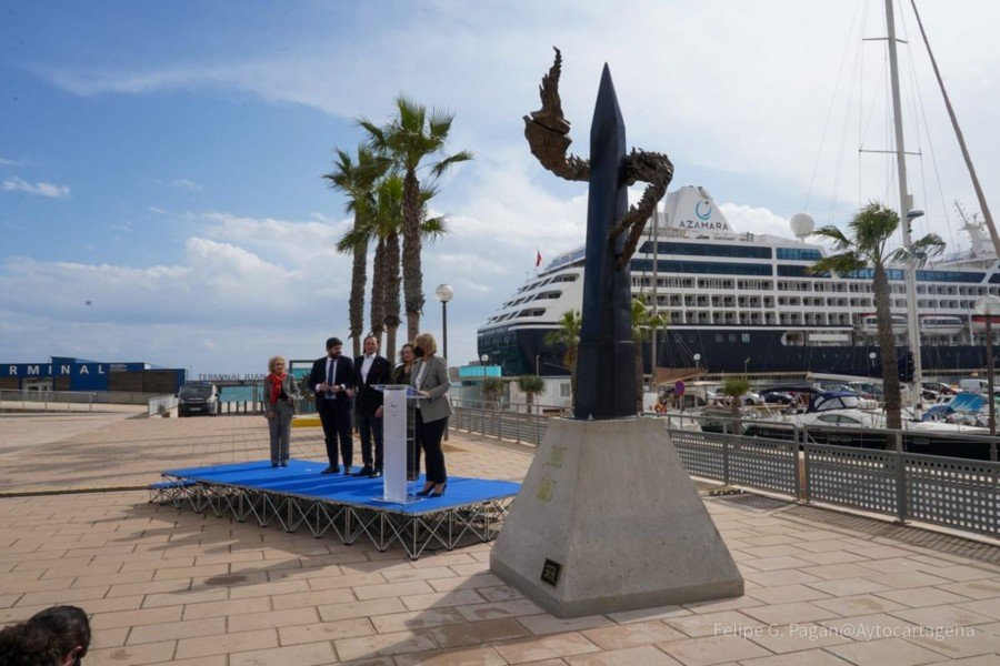 La escultura ‘El abrazo’ da ya la bienvenida a los turistas que arriban al muelle de cruceros