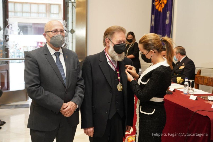 Fernando Navarro Mulero recibe la insignia de Procesionista del Año 2022