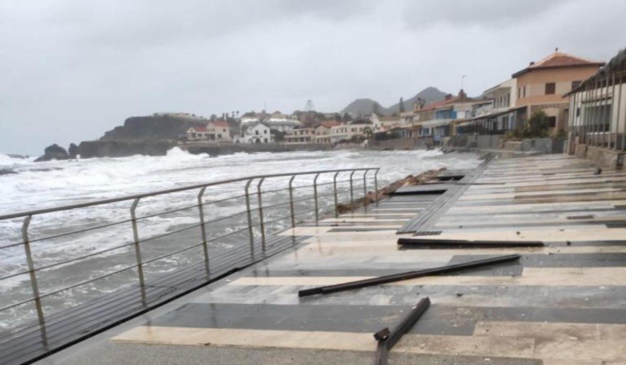 El temporal azota con fuerza la costa de Cartagena y causa graves desperfectos a las puertas de Semana Santa El temporal azota con fuerza la costa de Cartagena y causa graves desperfectos a las puertas de Semana Santa
