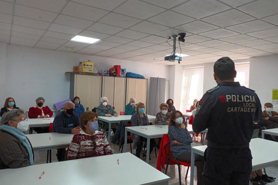 La Escuela de Seguridad Pública imparte una charla sobre seguridad para mayores en la Cruz Roja
