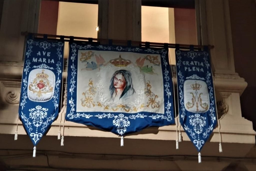 La obra ‘Dios te Salve Reina y Madre’ gana el VI Concurso de Embellecimiento de Balcones de la Semana Santa de Cartagena