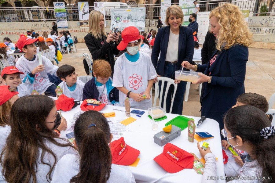 El Ayuntamiento promueve actividades que despierten el interés de las jóvenes de Cartagena por carreras científicas