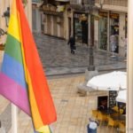 La bandera arco iris ondea en el Palacio Consistorial en el Día Internacional del Orgullo Lésbico