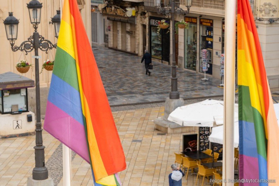 La bandera arco iris ondea en el Palacio Consistorial en el Día Internacional del Orgullo Lésbico La bandera arco iris ondea en el Palacio Consistorial en el Día Internacional del Orgullo Lésbico