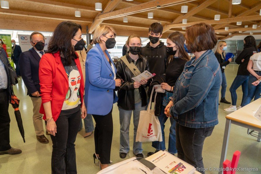 El Foro de Empleo de la UPCT acoge a más de 30 empresas internacionales y tecnológicas para explicar a los jóvenes sus ofertas de empleo