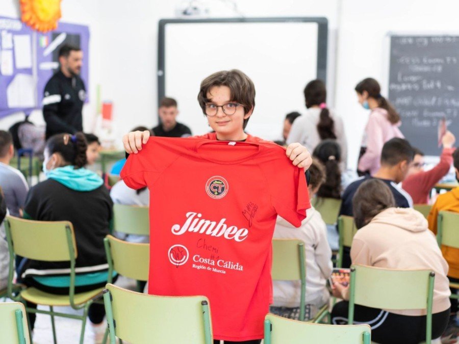 Alumnos del CEIP Miguel de Cervantes de La Aljorra disfrutan de una jornada de fútbol sala con la visita del Jimbee