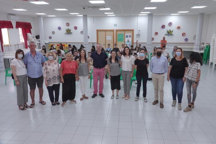 Las ganadoras del concurso de fotografía del IES Santa Lucía reciben sus premios