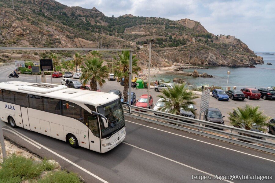 Comienza el servicio del Bus Playa, que conecta la ciudad con El Portús y Cala Cortina Comienza el servicio del Bus Playa, que conecta la ciudad con El Portús y Cala Cortina