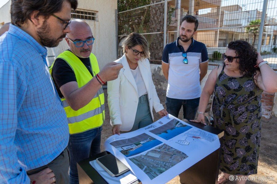 Comienzan las obras de la pista polideportiva que se va a construir en Los Urrutias con cargo al dinero de la Dana Comienzan las obras de la pista polideportiva que se va a construir en Los Urrutias con cargo al dinero de la Dana