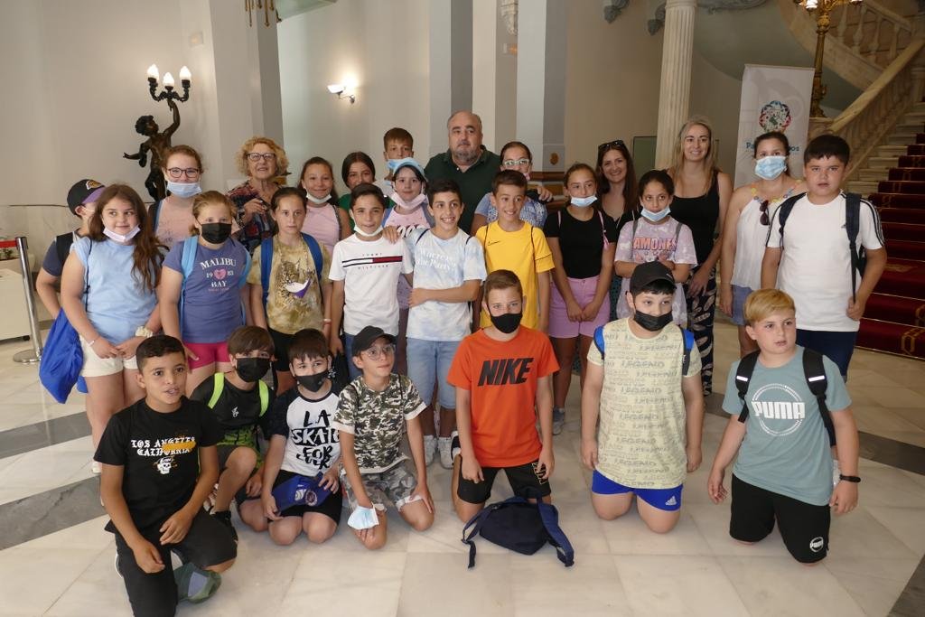 El CEIP Alumbres y los institutos Jiménez de la Espada y Mediterráneo conocen el Palacio Consistorial El CEIP Alumbres y los institutos Jiménez de la Espada y Mediterráneo conocen el Palacio Consistorial