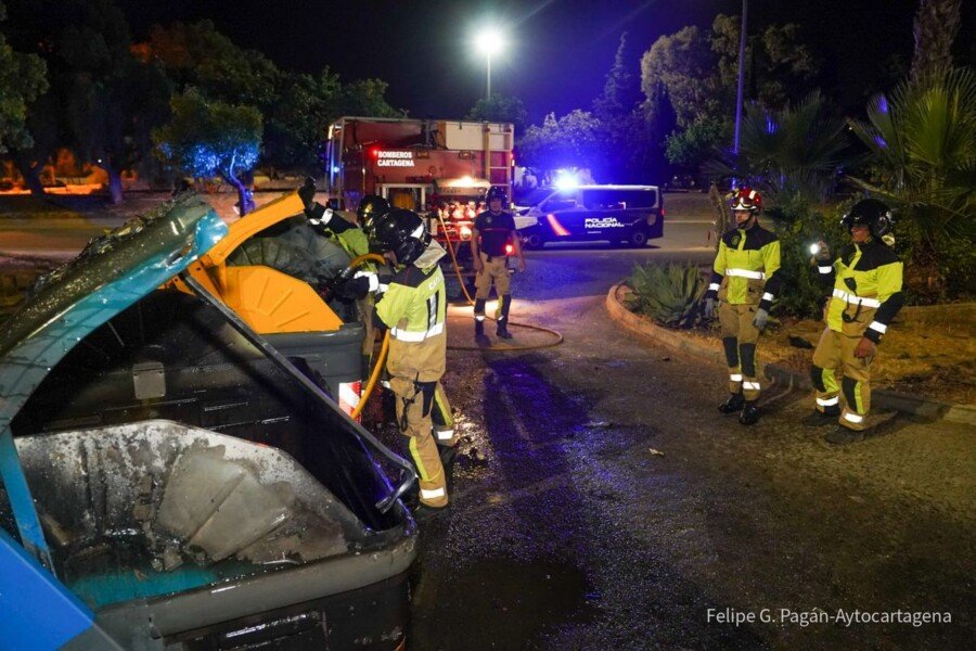 Los bomberos realizaron en la noche de San Juan más de medio centenar de servicios Los bomberos realizaron en la noche de San Juan más de medio centenar de servicios