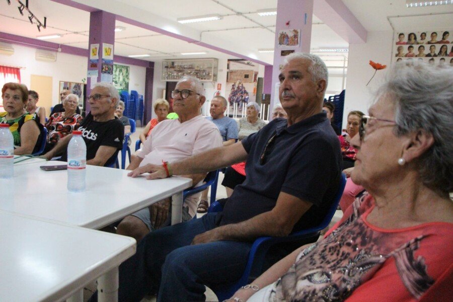 El local social de la barriada Virgen de la Caridad acoge el quinto Encuentro con Personas Mayores