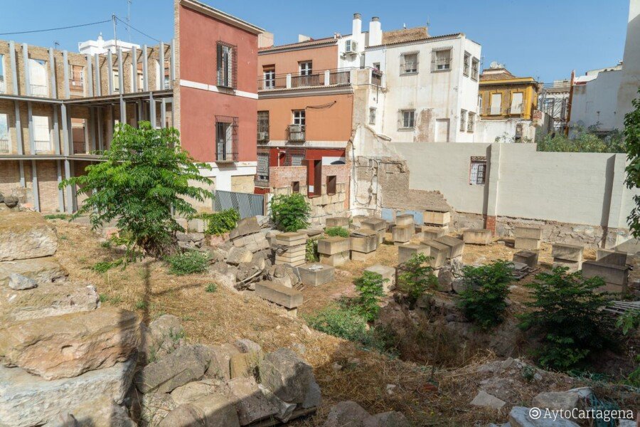 El Ayuntamiento consigue un millón de euros de fondos europeos para la restauración del Pórtico del Teatro Romano El Ayuntamiento consigue un millón de euros de fondos europeos para la restauración del Pórtico del Teatro Romano