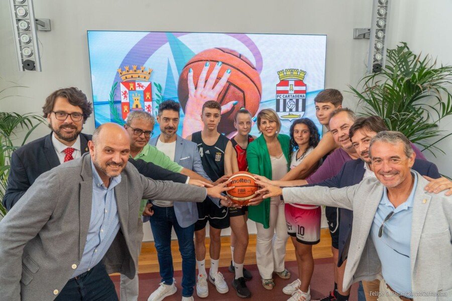 El Club Baloncesto Femenino Cartagena incorpora sus deportistas al proyecto del FC Cartagena CB El Club Baloncesto Femenino Cartagena incorpora sus deportistas al proyecto del FC Cartagena CB