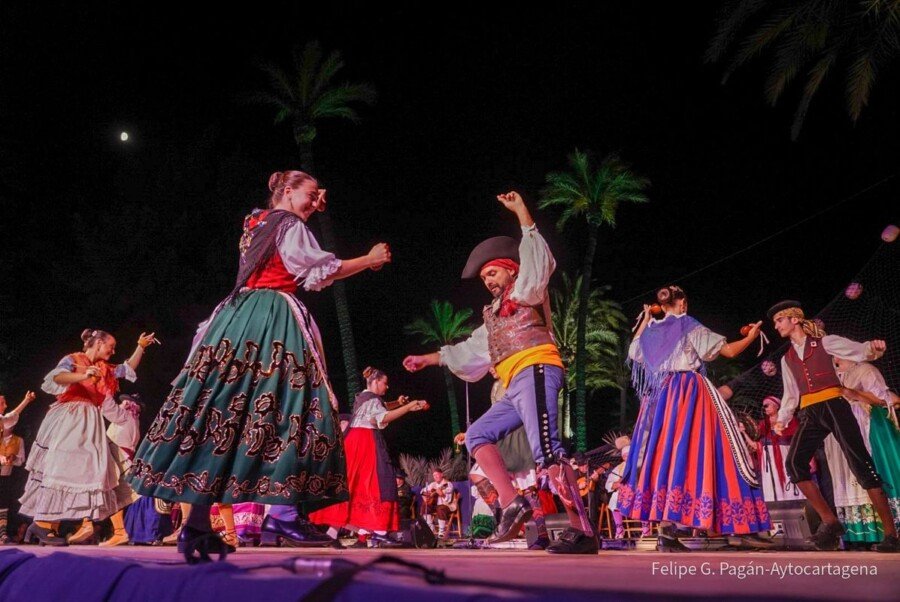 Bailes y fuegos artificiales en la clausura del XXVIII Festival Nacional del Folclore en la Comarca de Cartagena