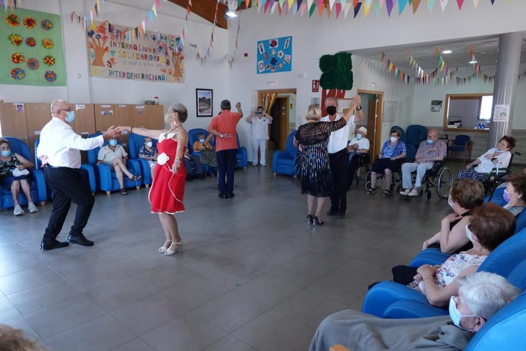 El centro de Estancias Diurnas de Los Dolores clausura sus actividades de verano con una exhibición de baile