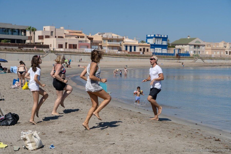 Las playas de Cartagena se llenan de actividades deportivas gratuitas este verano Las playas de Cartagena se llenan de actividades deportivas gratuitas este verano