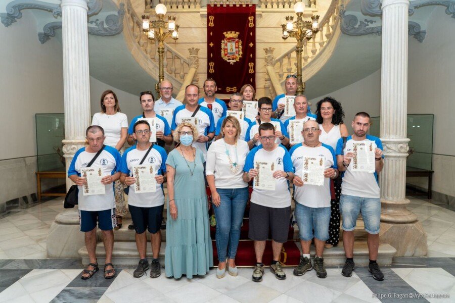 Los 10 usuarios de APICES que completaron el Camino de Santiago Portugués reciben sus ‘compostelas’