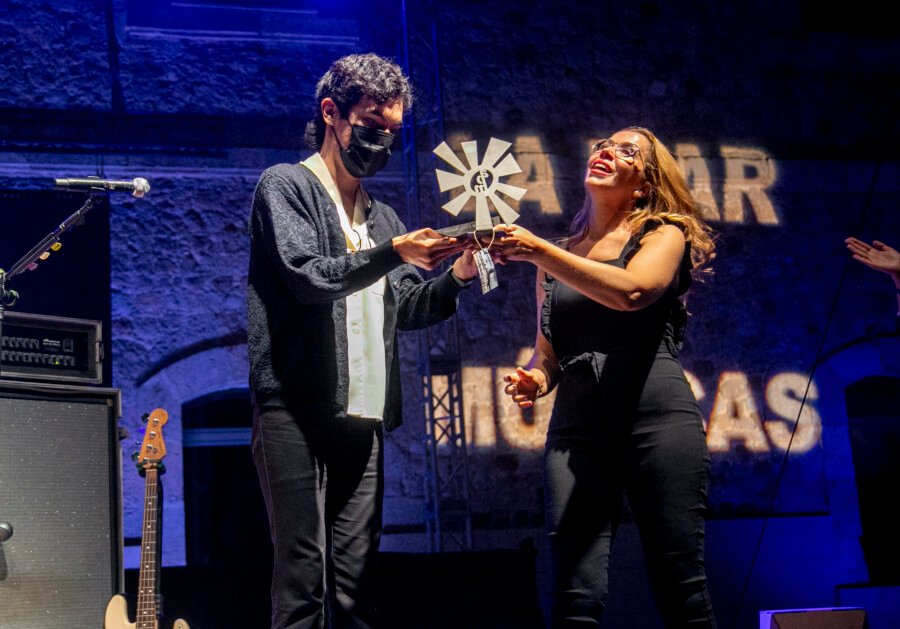 Ed Maverick recibe en Cartagena (España) el Premio Paco Martín al artista revelación de las músicas globales Ed Maverick recibe en Cartagena (España) el Premio Paco Martín al artista revelación de las músicas globales