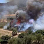 Un incendio de matorral con cuatro focos en la Rambla de Canteras obliga a los bomberos a emplearse a fondo