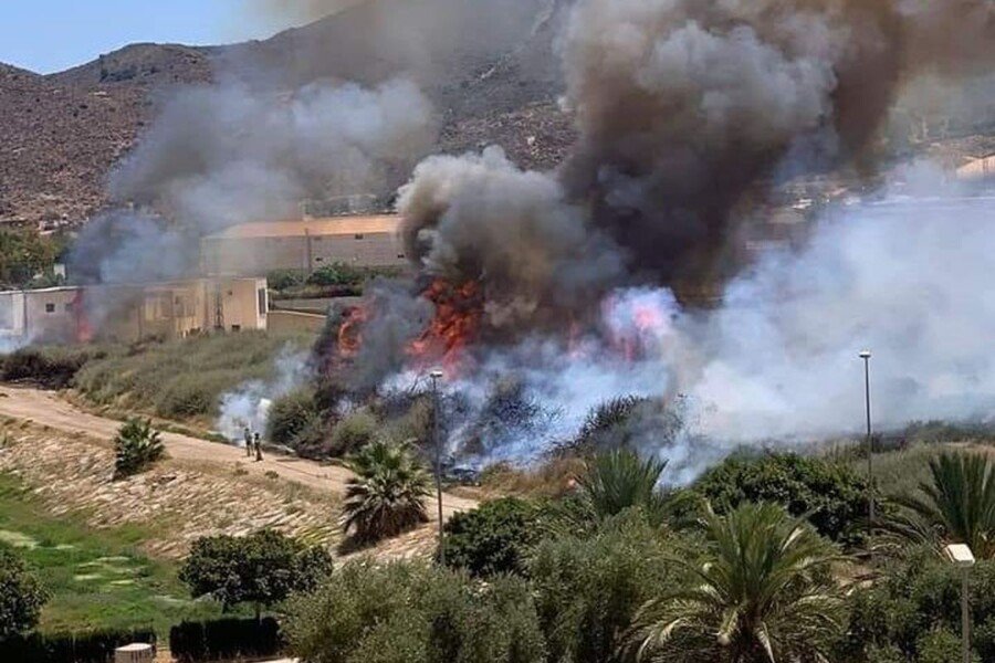 Un incendio de matorral con cuatro focos en la Rambla de Canteras obliga a los bomberos a emplearse a fondo