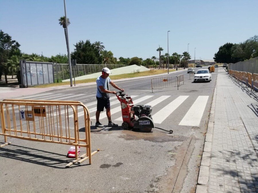 Reparan la acera que se había hundido junto al Parque de la Rosa Reparan la acera que se había hundido junto al Parque de la Rosa