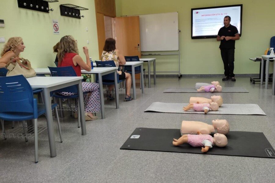 Profesionales del ámbito educativo se forman en la ESPAC sobre el uso del desfibrilador y primeros auxilios Profesionales del ámbito educativo se forman en la ESPAC sobre el uso del desfibrilador y primeros auxilios