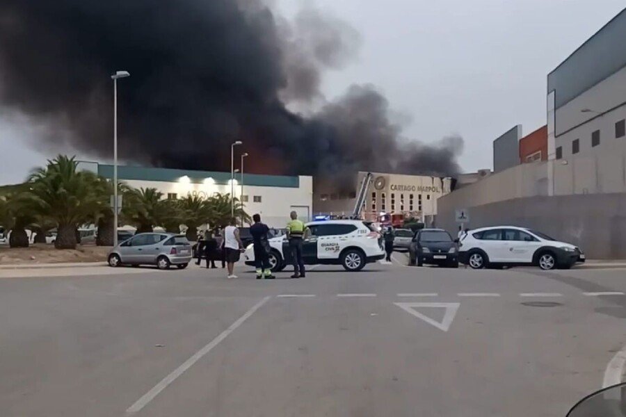 Incendio en una nave de reciclaje en Cabezo Beaza