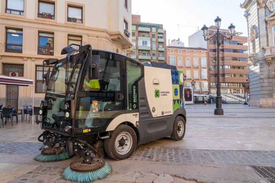 El Gobierno pide a Lhicarsa que acelere la renovación de maquinaria y anuncia más control en la gestión de brigadas El Gobierno pide a Lhicarsa que acelere la renovación de maquinaria y anuncia más control en la gestión de brigadas