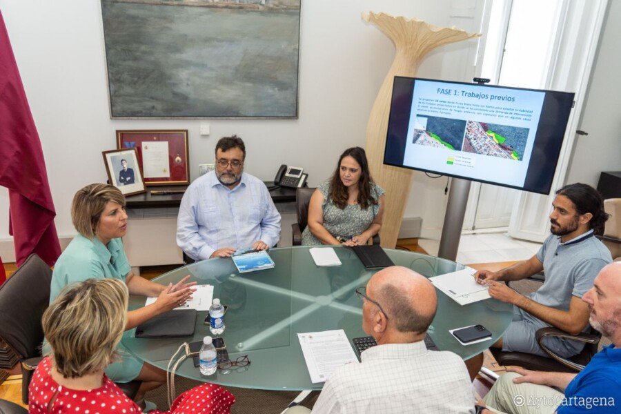 El Ayuntamiento contará a principios de año con un proyecto básico para retirar fangos y secos de las playas del sur del Mar Menor