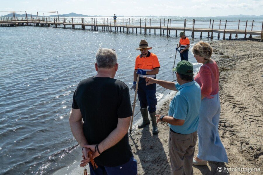 El Ayuntamiento destina 2,4 millones de euros los próximos tres años para el mantenimiento y la limpieza del litoral cartagenero