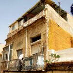 Una dotación de Bomberos interviene ante la caída de cascotes de un balcón en el barrio de Santa Lucía