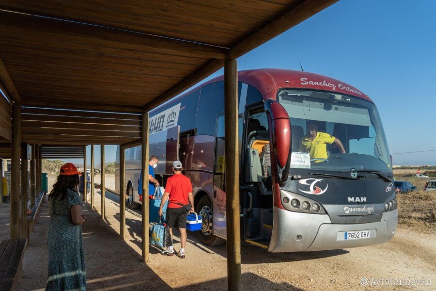 Más de 24.000 personas han utilizado el servicio del autobús este verano para desplazarse a la playa de Calblanque