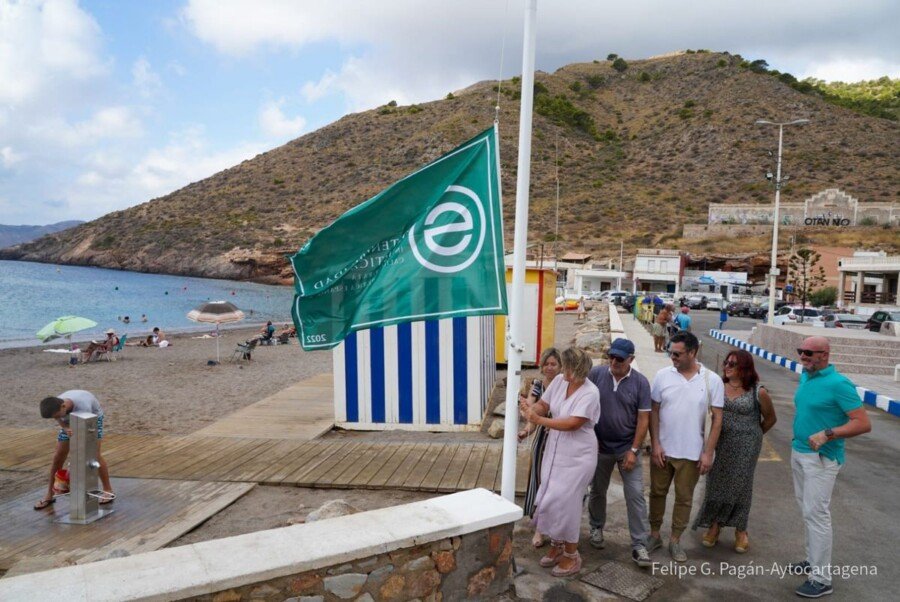 La bandera con la certificación ‘S’ de sostenibilidad turística ya ondea en El Portús